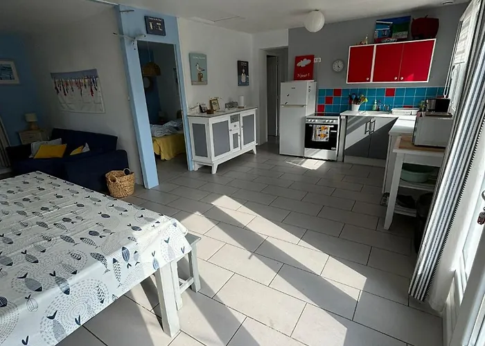 C\'Est Une Maison Bleue, Juste A Cote De La Plage...