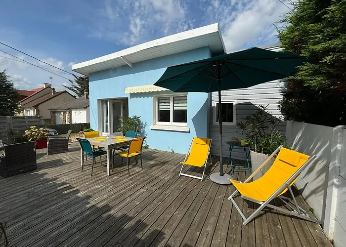 C\'Est Une Maison Bleue, Juste A Cote De La Plage...