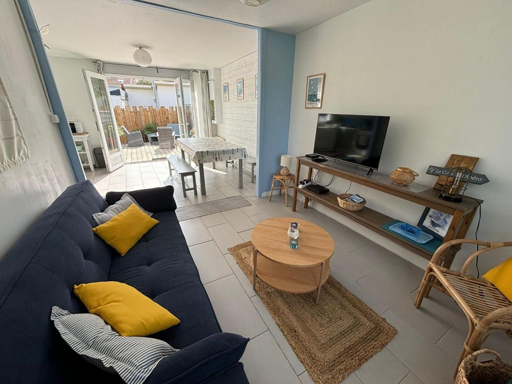 C'est Maison Bleue, Juste A Cote De La Plage...